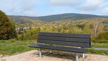 Fototapeta premium leere Bank in der Natur