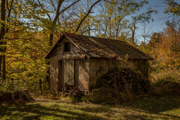 Fototapeta na wymiar Abandoned farm building in autumn