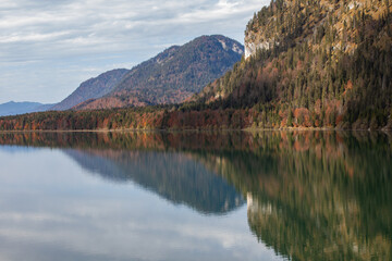 Fototapeta na wymiar Herbstlandschaft an einem See