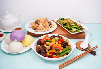 Stir-fried mixed vegetables, stir-fried noodles 