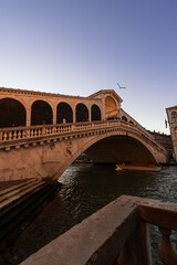 Fototapeta na wymiar Ponte di rialto in golden hour 