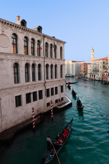 Gondole in fila sul canal grande