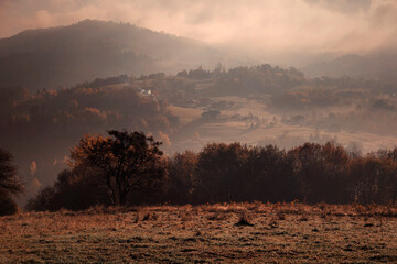 Widok na jesienne poranne mgły w górach. Jesienna panorama polskich gór Beskidów. Krajobrazy...