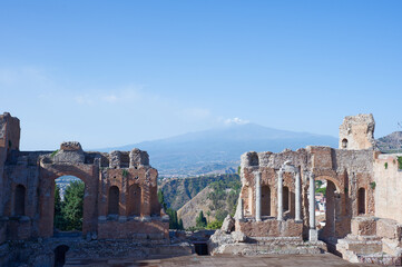 Hintergrund der Bühne im griechischen Theater in Taormina und Ansicht vom Ätna.

