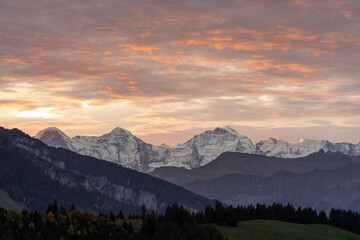 Fototapeta na wymiar Morgenrot über Mönch und Jungfrau