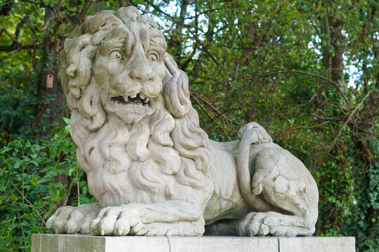 Escultura de leão no Bruxelas Parque. 
Lion sculpture in Brussels Park.