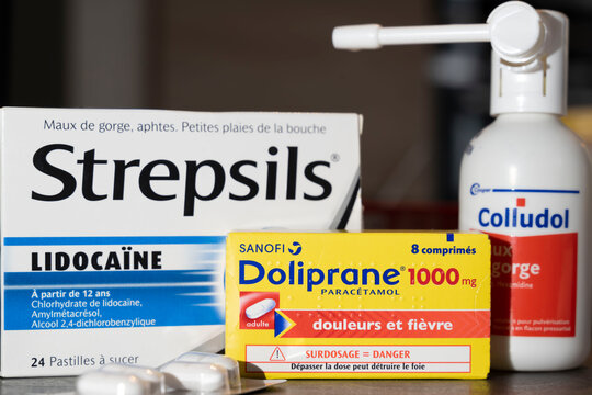 boites de m&eacute;dicaments Strepsils, doliprane et Colludol en fond flou pour traitement maladie et mal de gorge