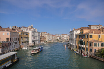 Fototapeta na wymiar vistas del gran canal de venecia desde el puente de la academia.