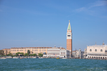 Fototapeta na wymiar vista de la plaza San Marco y palacio ducal desde San Giorgio 