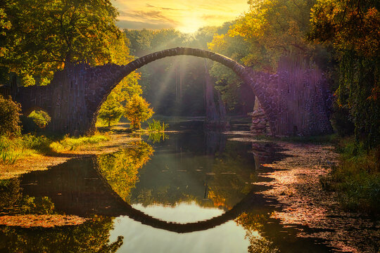 Mystisch - Rakotzbrücke - Teufelsbrücke - Herbst - Brücke - See - Spiegelung - Kromlau - Rhododendron Park - Sachsen - Deutschland - Devil's Bridge - Autumn Landscape - High quality photo