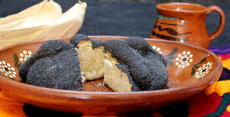 Pan de muerto negro con cenizas de totomoxtle. Pan tradicional Mexicano para celebrar el día muertos. Inovadora creación de Texcoco, Mexico.