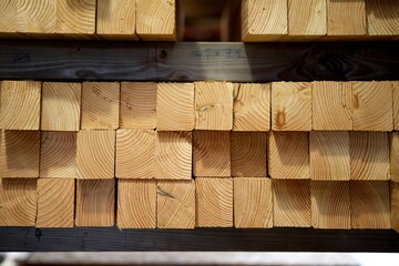 Stock de bois dans un atelier de charpentier