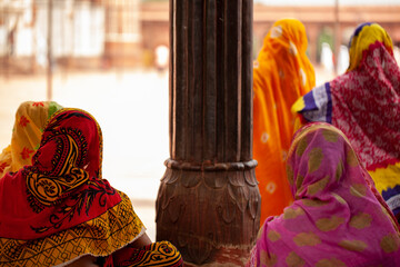 Mujeres vestidas con sari en el templo. India.
