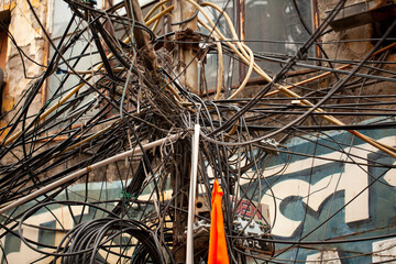 Maraña de cables eléctricos en Nueva Delhi. Concepto de crisis energética. - obrazy, fototapety, plakaty