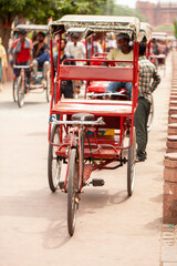 Varias bicicletas taxi esperando en la parada de taxi - obrazy, fototapety, plakaty