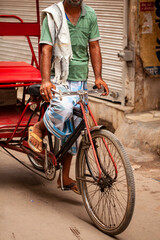 Hombre hindú pedaleando taxi bicicleta