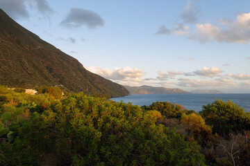 Blick von der grünsten der Liparischen Inseln (Salina) auf die Nachbarinseln Lipari und Vulcano. Sizilien