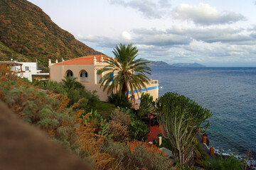 Fototapeta na wymiar Der Ort Rinella auf der Insel Salina. Im Hintergrund die Inseln Lipari und Vulcano vor der Sizilianischen Nordküste.