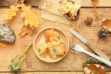 Pilz Fette Henne Krause Glucke paniert Zubereitung Teller Tisch Waldpilze Pilzsaison 