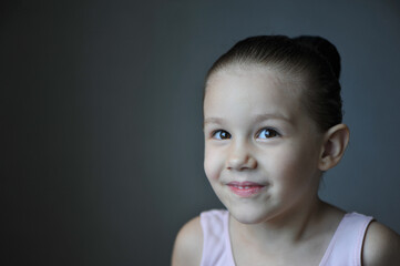 menina linda expressão facial 