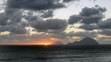 Plakat Sonnenuntergang über den Inseln Alicudi und Filicudi, Liparische Inseln, Sizilien