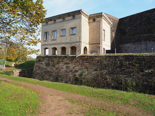 Zitadelle von Bitsch - Citadelle de Bitche – gelegen auf einem Hügel über der Stadt Bitsch im Herbst