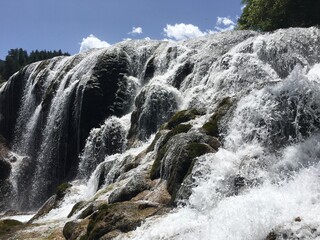 Chutes d'eau au parc de Jiuzhaiguo en Chine