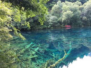 Lac bleu au parc de Jiuzhaiguo en Chine