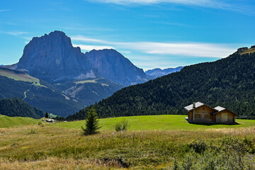 Fototapeta na wymiar Panorama vom Gipfel des Col Raiser mit Blick auf den Langkofel in den Dolomiten, in Santa Cristina, Valgardena, Bozen, Südtirol Italien 