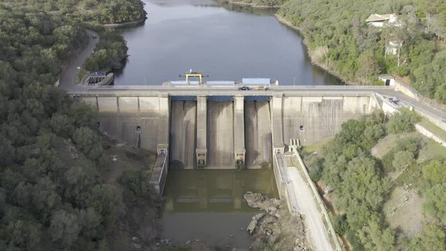 Presa de un rio con una gran a fluencia de agua