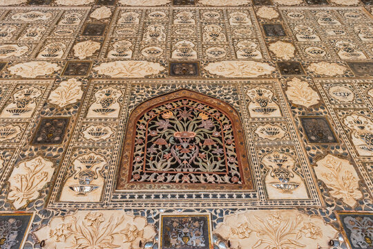 Detail and close-up view of the exquisite architectural work on the walls of the amber palace in Jaipur.