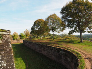 Zitadelle von Bitsch - Citadelle de Bitche – gelegen auf einem Hügel über der Stadt Bitsch im Herbst