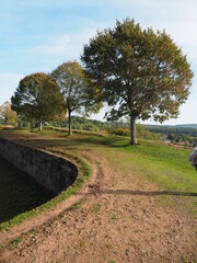 Zitadelle von Bitsch - Citadelle de Bitche – gelegen auf einem Hügel über der Stadt Bitsch im Herbst