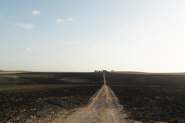 Paisaje rural de un campo recién labrado, después de la cosecha