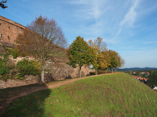 Zitadelle von Bitsch - Citadelle de Bitche – gelegen auf einem Hügel über der Stadt Bitsch im Herbst