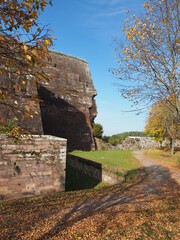 Zitadelle von Bitsch - Citadelle de Bitche – gelegen auf einem Hügel über der Stadt Bitsch im Herbst