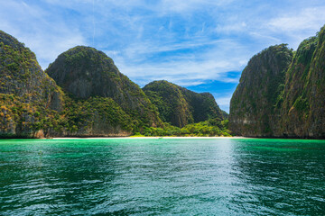 Fototapeta na wymiar The beach and mountains in thailand