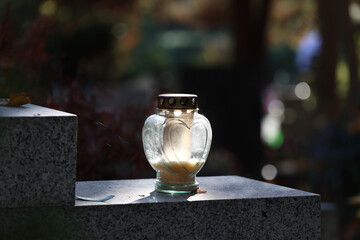 Świeczka na grobie osoby bliskiej świeci podczas święta zmarłych