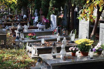 Cmentarz jesienią z alejką grobów bliskich. Wszystkich świętych