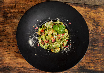 pasta with shrimps and basil