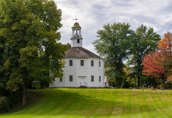 Fototapeta na wymiar White old round church in the Vermont town of Richmond in the fall