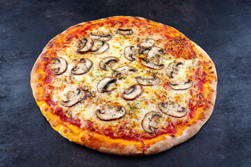 Traditionelle italienische Pizza funghi mit Pilzen und Mozzarella serviert als Draufsicht auf einem alten rustikalen Board mit Textfreiraum 