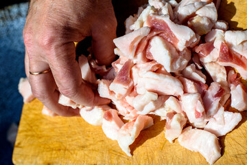 Cutting of fat of goose.
