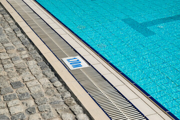 Obraz premium Detail of outdoor swimming pool filled with water closeup