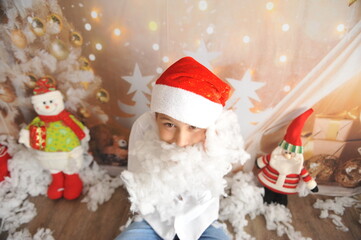 garoto brincando de natal 