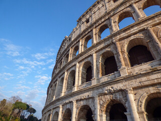 Obraz premium ancient roman colosseum in rome, italy