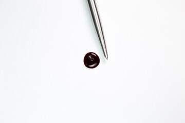 Manchas de sangre o tinta roja y lapicero. Concepto de escritores de historias terror.