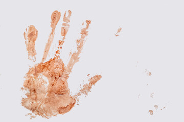 Mancha de sangre, y huella de la palma de una mano hecha con sangre en fondo blanco y una pluma o...