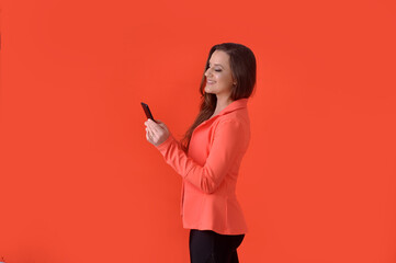 mulher linda com celular 