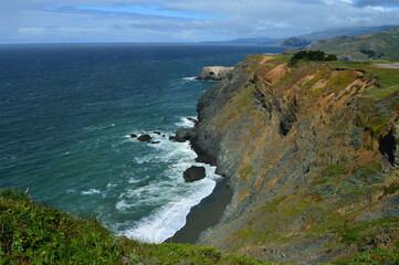 Fototapeta na wymiar Sea cliffs and black sand beach along the California coast north of San Francisco. 
